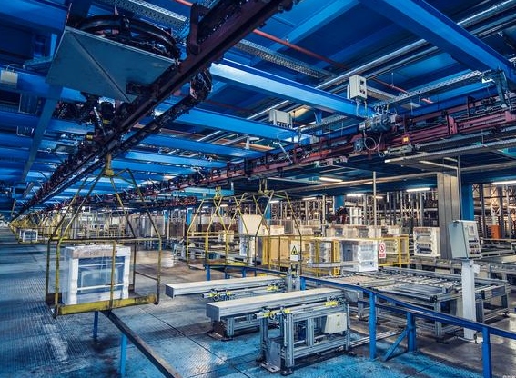 在未来工厂里上班的机器人